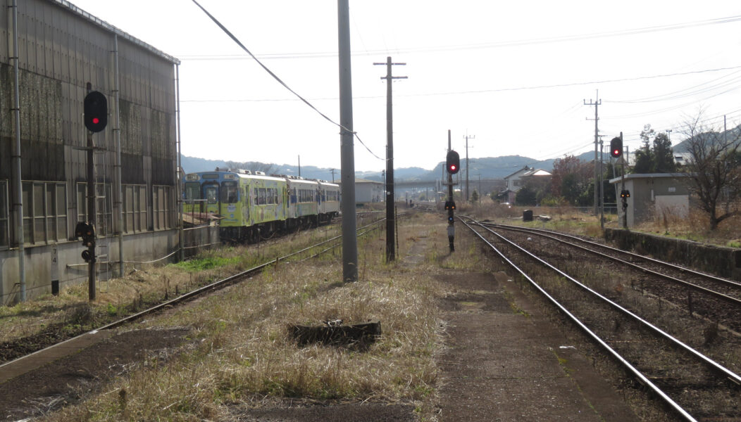 佐々駅のホームから見える松浦鉄道の車両基地