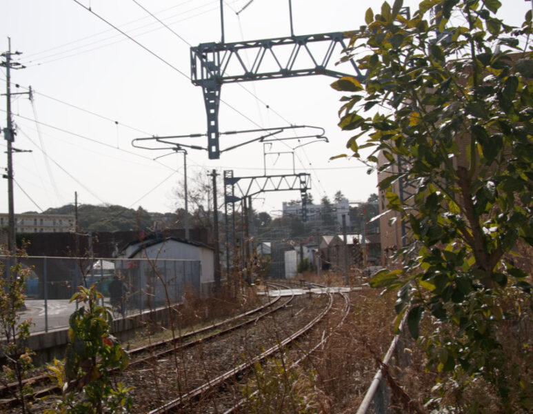 折尾駅を通る筑豊本線の短絡線