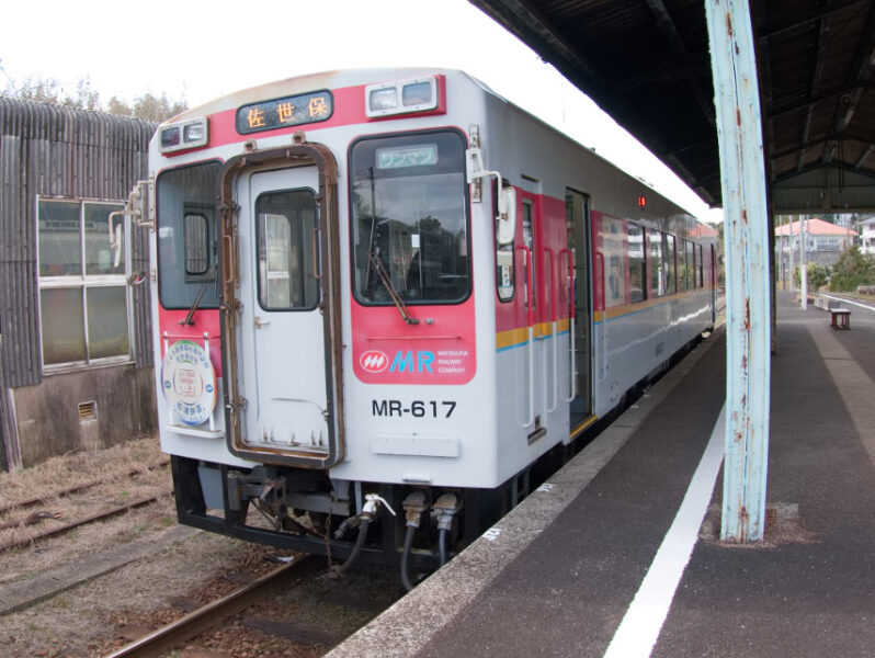 たびら平戸口に到着中の列車