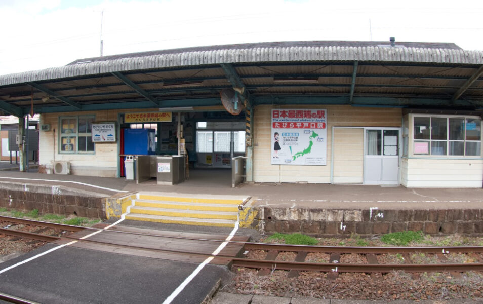 ホームから松浦鉄道・たびら平戸口駅舎