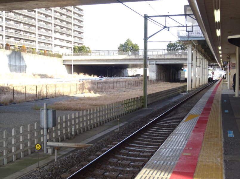 印旛日本医大駅のホーム前にある空き地