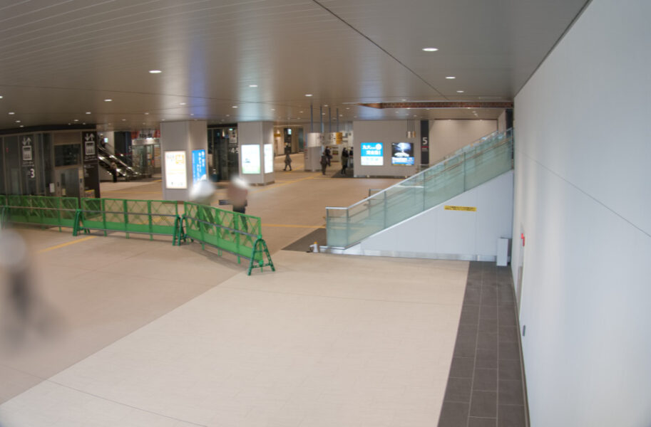 新１番乗り場へ続く階段から折尾駅の通路を見る