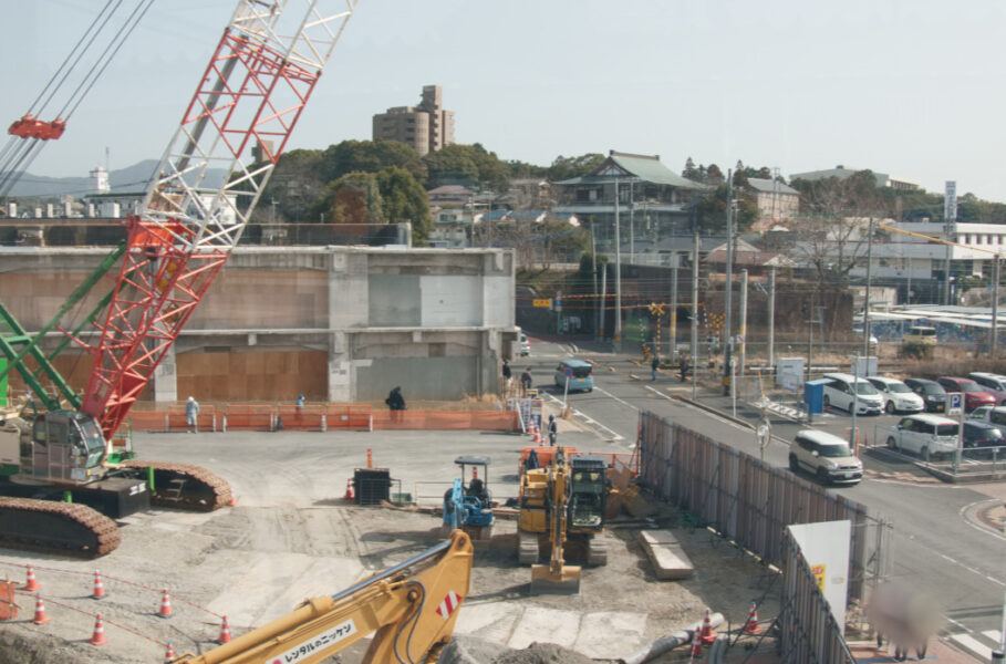 工事が続く折尾駅前・鷹見口