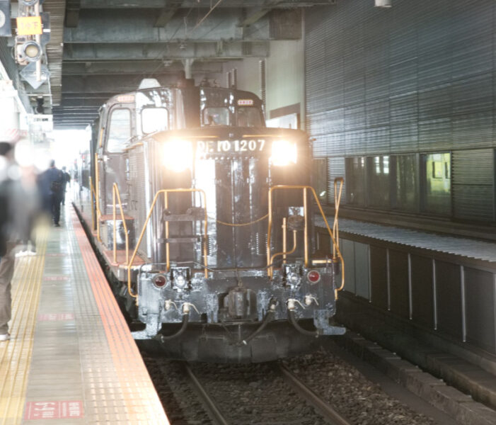 博多駅に到着したDE10機関車