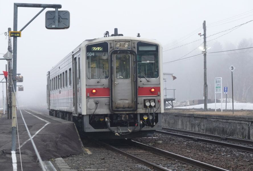 音威子府駅に停車中の稚内行き普通列車