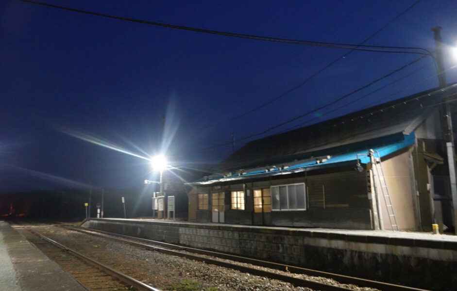 上り線ホームから夜の抜海駅駅舎