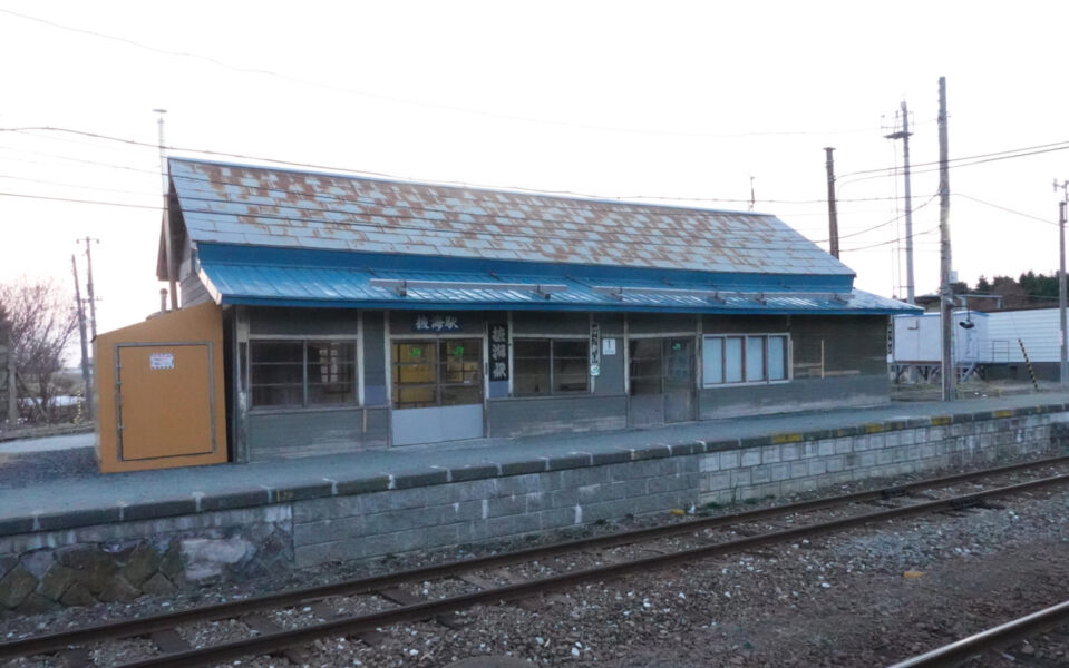 上りホームから抜海駅の駅舎を見る