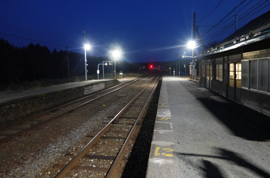 下り線ホームから夜の抜海駅