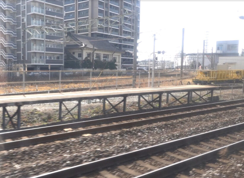 西小倉駅を通過し、日豊本線と分岐