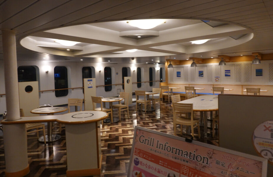 新日本海フェリーらいらっく・４階フロアのカフェエリア