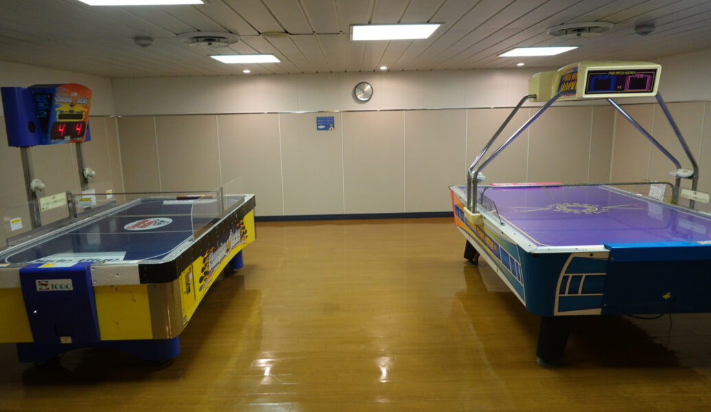 新日本海フェリーらいらっく・４階フロアのゲームコーナー（ホッケー）
