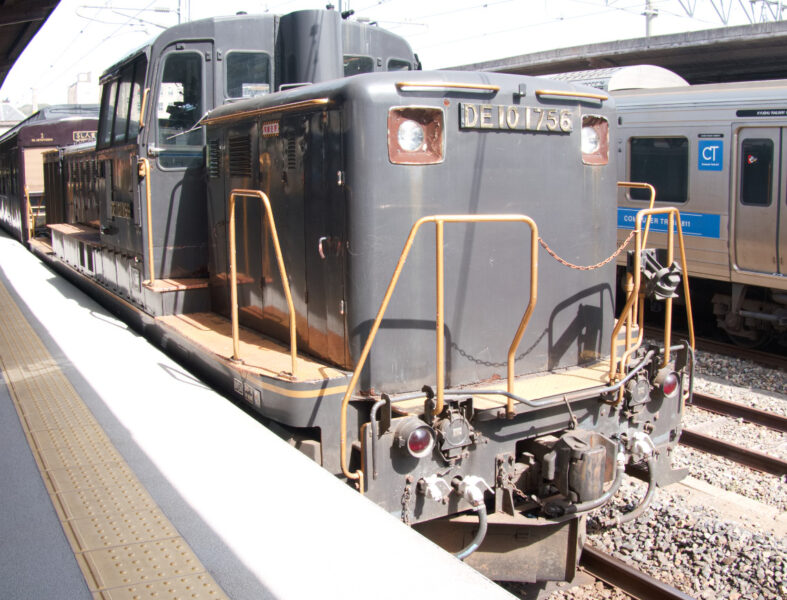 博多駅まで牽引するＤＥ１０機関車