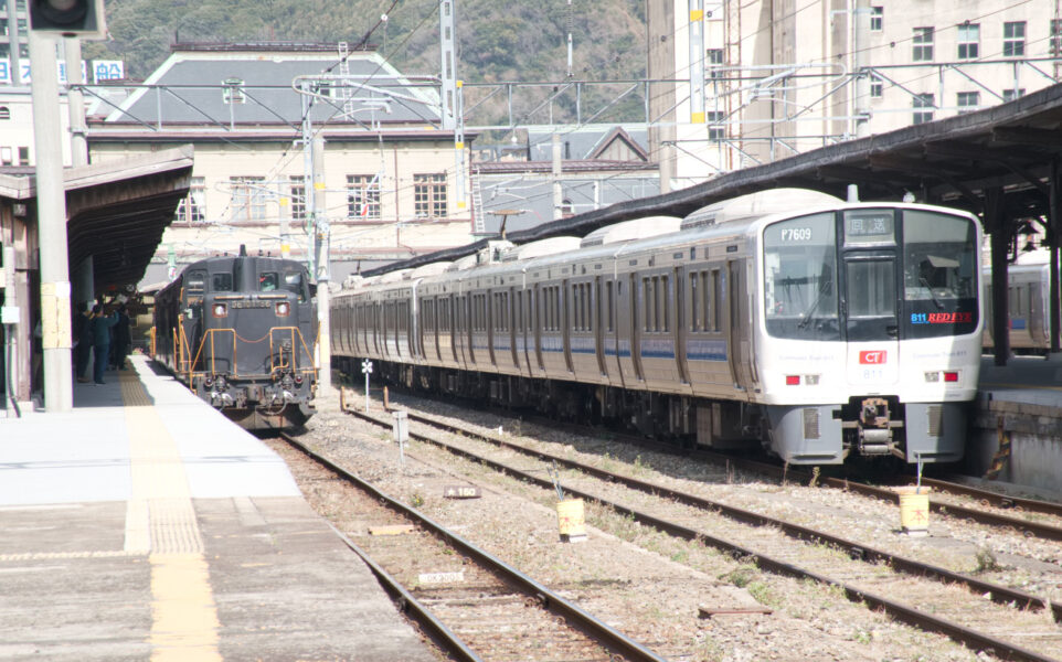 門司港駅に停車中のＤＥ１０機関車と８１１系