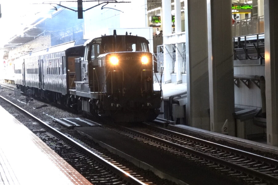博多駅を出発するＤＥ１０機関車