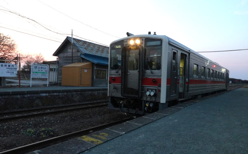 抜海駅を出発する宗谷本線の普通列車