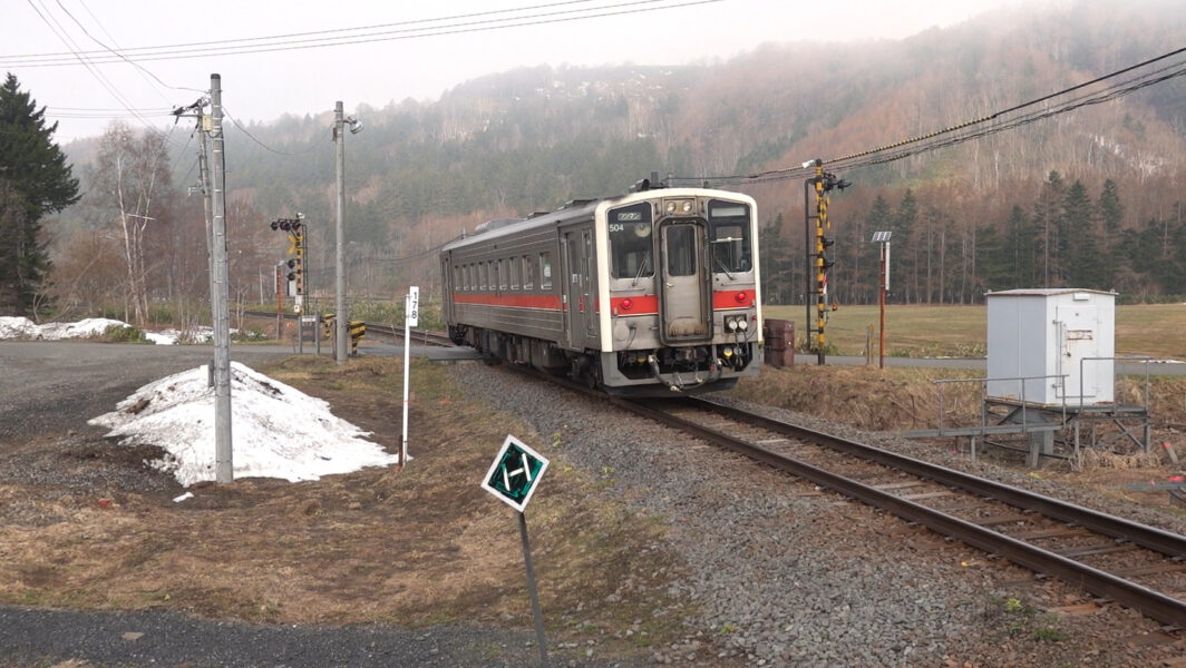 糠南駅を出発した稚内行き普通列車