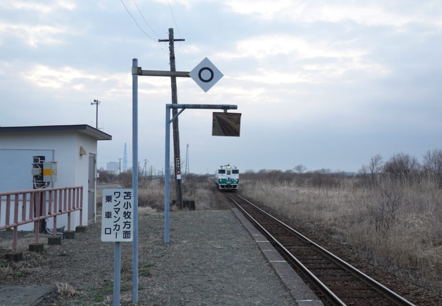 浜厚真駅を出発する普通列車