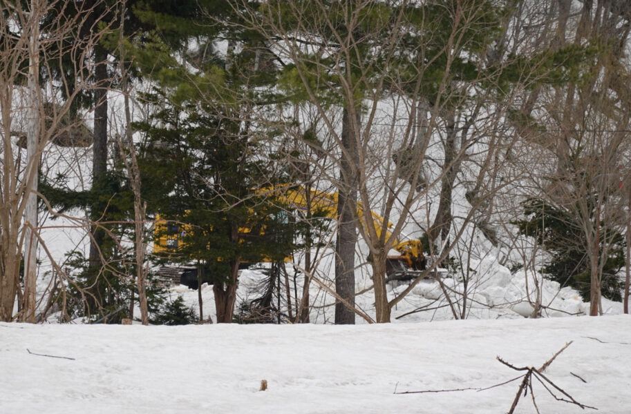 雪の除雪作業を行っているショベルカー