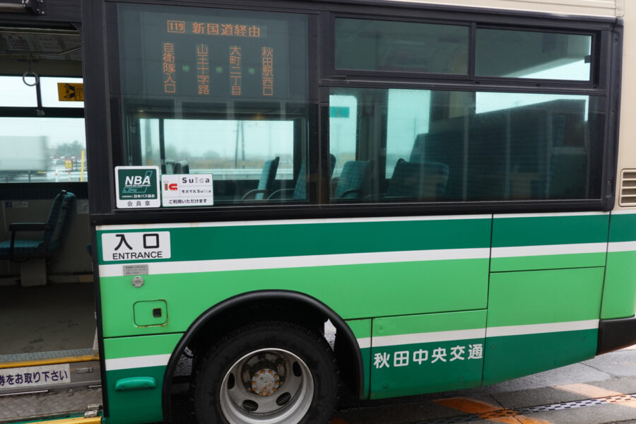 秋田中央交通のバス入口と行先案内