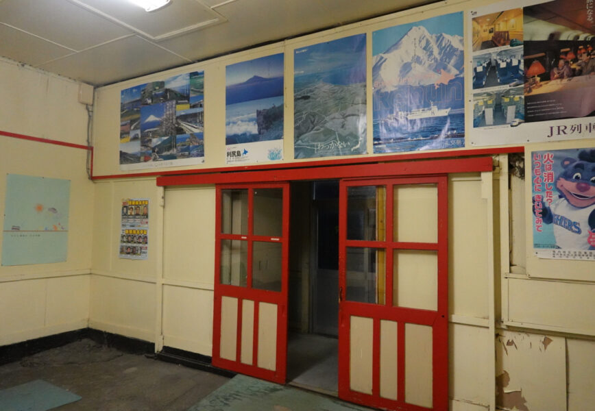 抜海駅の待合室・出口側の扉