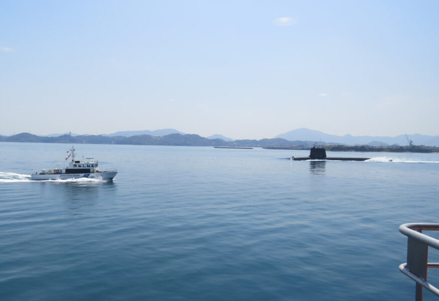 海上保安庁さとざくらと潜水艦が通る