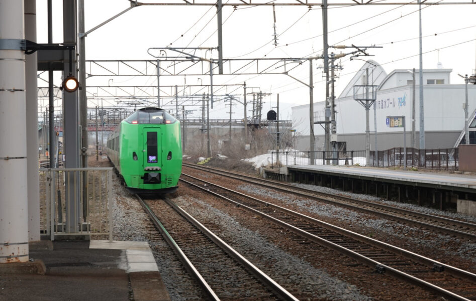 深川駅を出発する特急ライラック１号