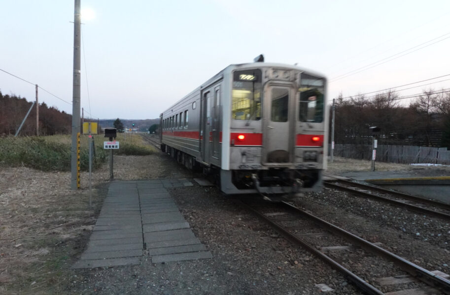 抜海駅を去る宗谷本線の普通列車