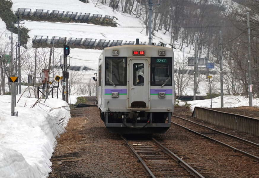 峠下駅から去っていく留萌本線の普通列車