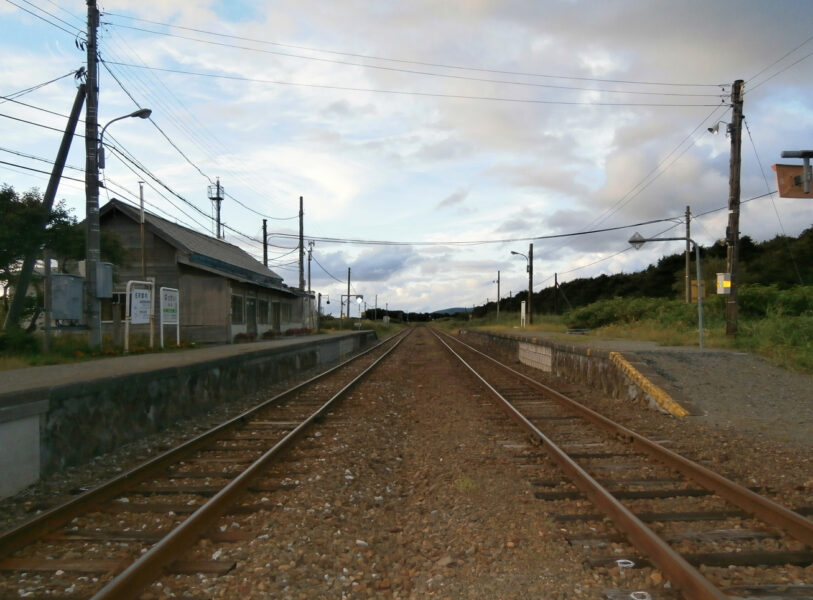 抜海駅の構内踏切から稚内方面（２０１３年）