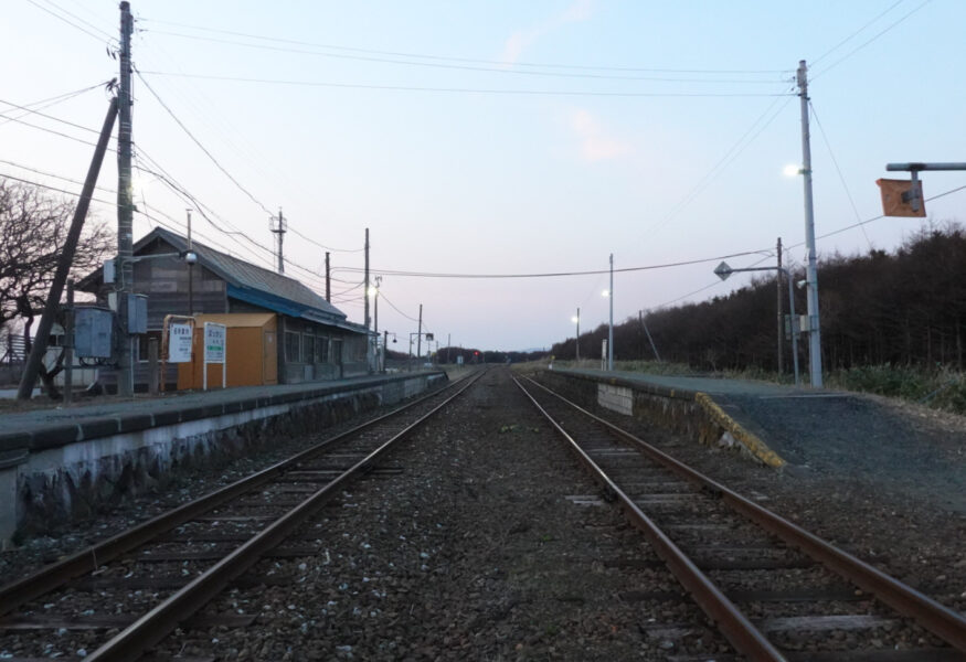 抜海駅の構内踏切から稚内方面（２０２２年）