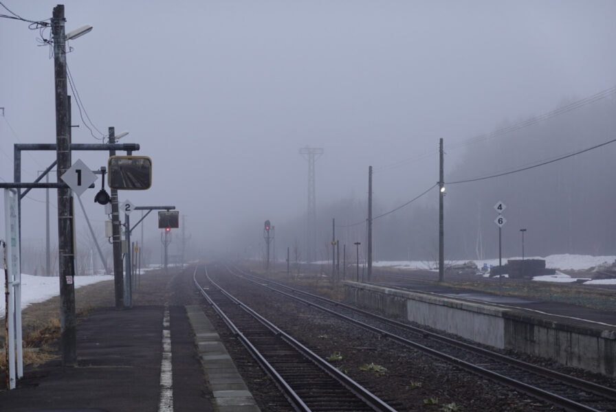霧に包まれた早朝の音威子府駅のホーム