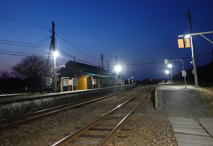 構内踏切から夜の抜海駅駅舎とホーム