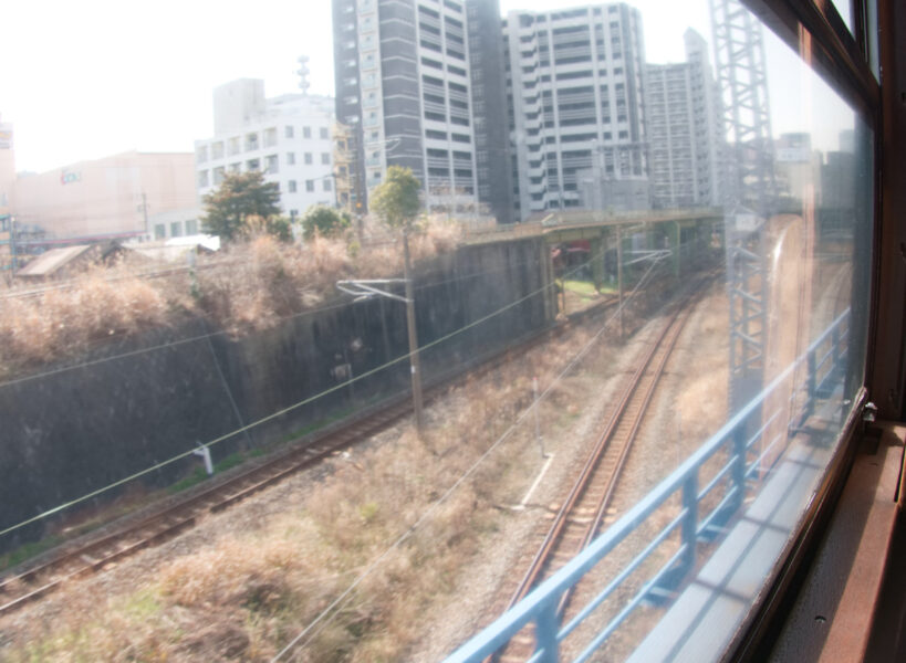 小倉駅手前で鹿児島本線をオーバークロス