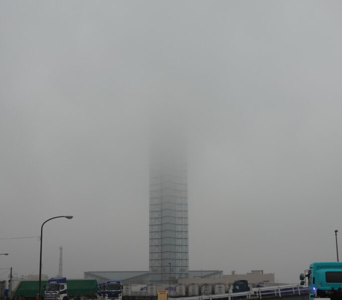 ポートタワーセリオンも雨の影響で上半分が見えない