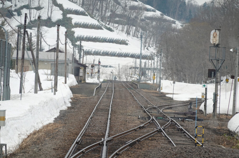 深川方面の普通列車に乗車し、峠下駅を去る