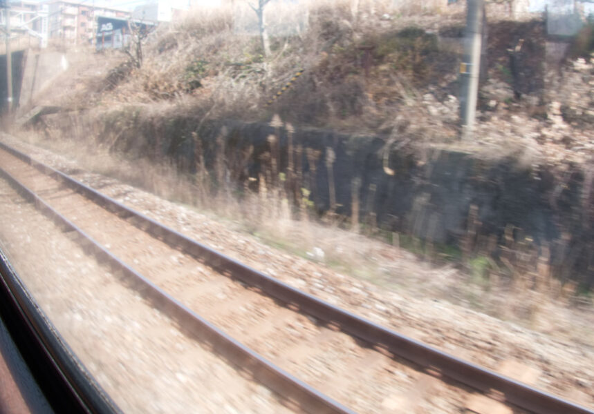 門司駅を過ぎて貨物線の線路を走行する団体列車