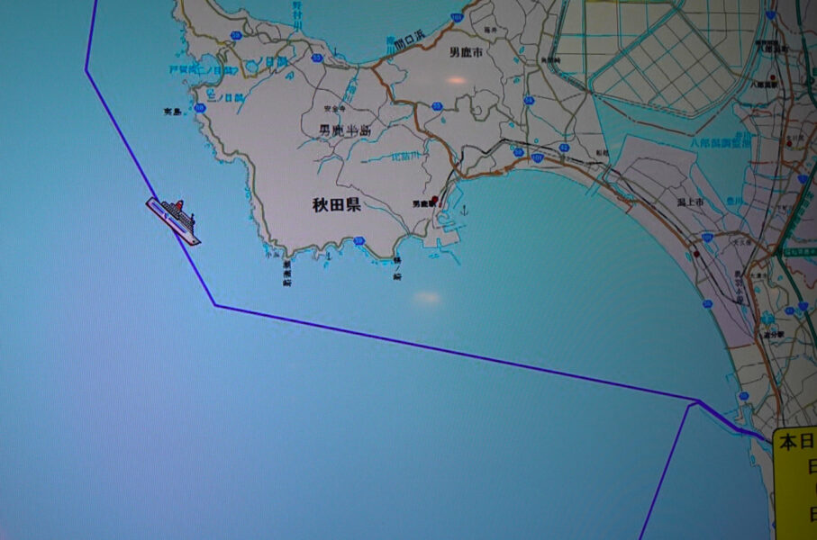 秋田県男鹿半島付近を航行中の新日本海フェリーらいらっく
