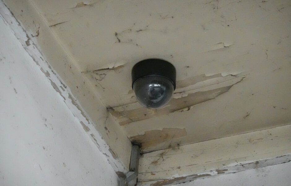 峠下駅の駅舎内に設置されている防犯カメラ