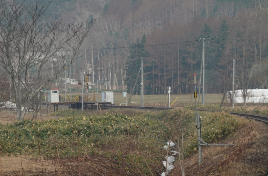 普通列車の前方から糠南駅が見える