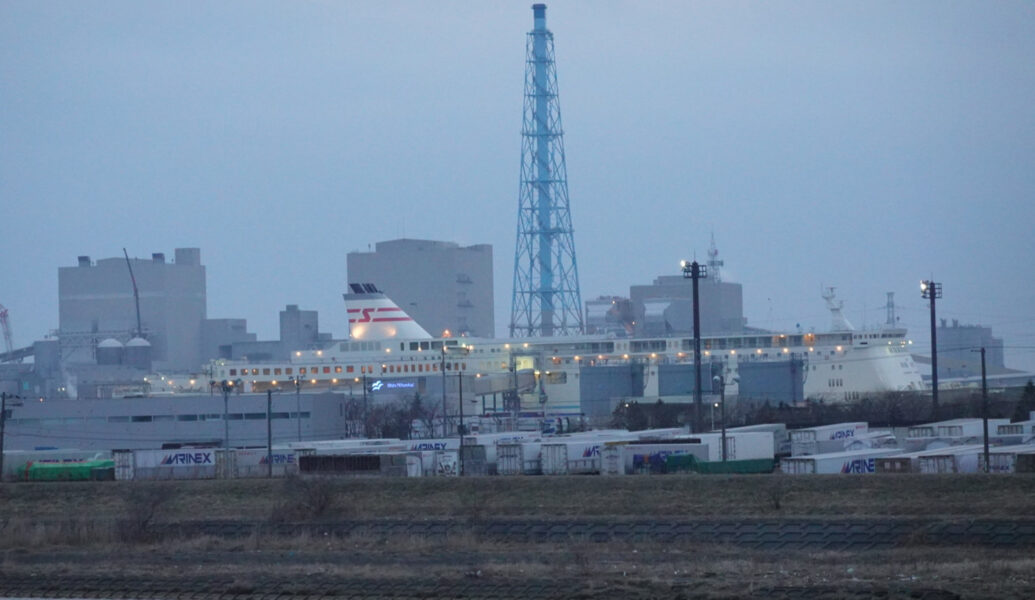 橋の上から見える新日本海フェリー・らいらっく