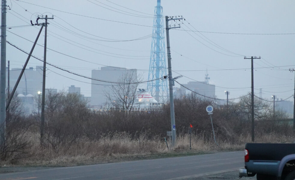 浜厚真駅前から見える新日本海フェリー・らいらっくの煙突