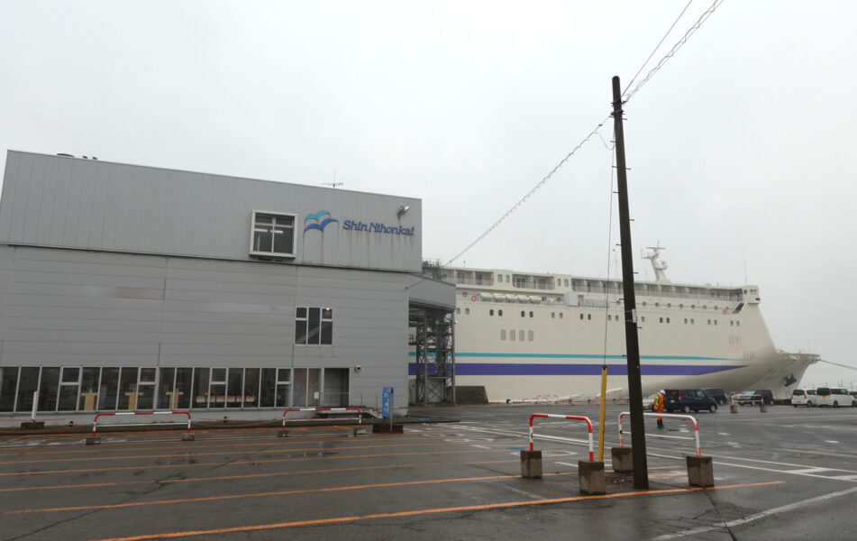新日本海フェリーの秋田港フェリーターミナル