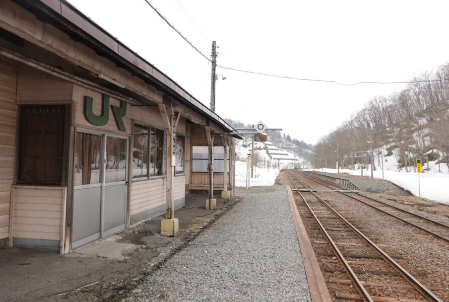 峠下駅の駅舎とホーム