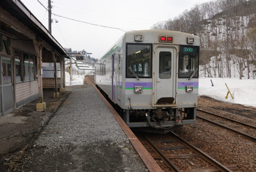 留萌駅方面へ出発する普通列車（峠下駅）