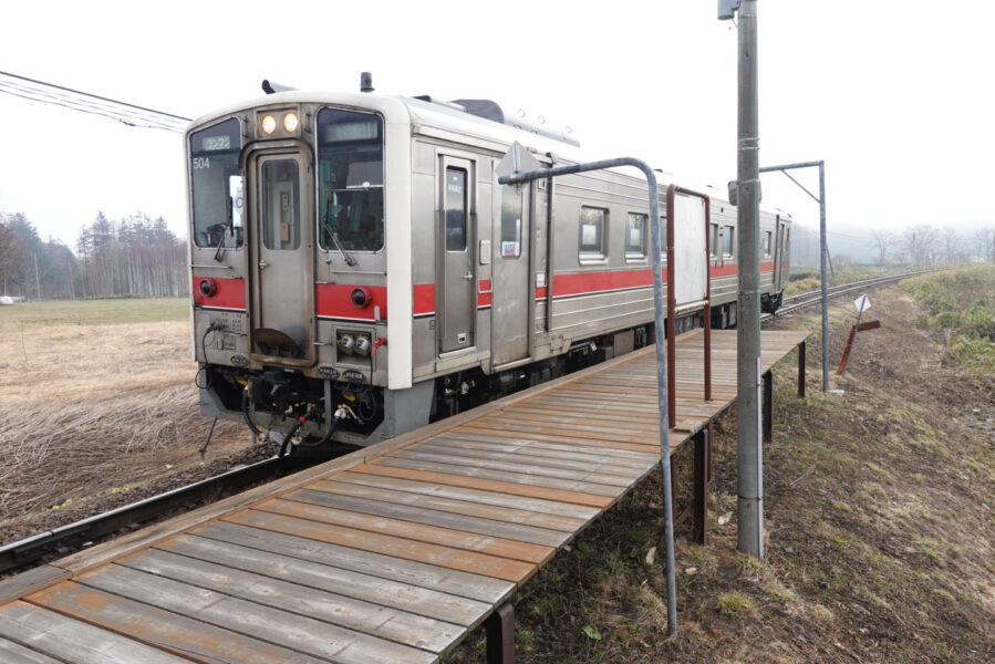 糠南駅に停車中の稚内行き普通列車