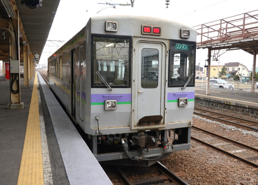 深川駅に停車中の留萌本線の普通列車