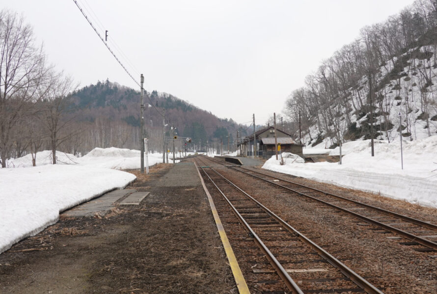 上り線ホームから峠下駅全体を見る