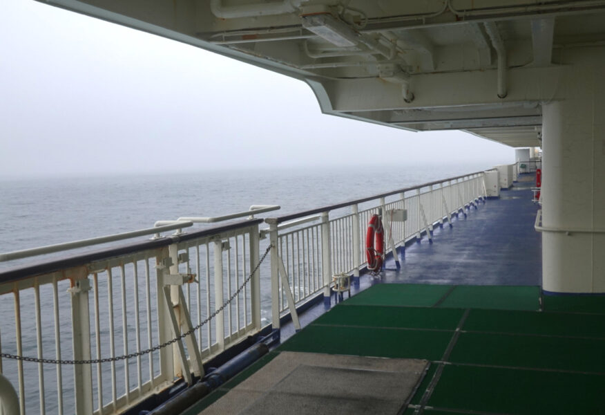 雨の中、男鹿半島付近を航行中の新日本海フェリーらいらっく
