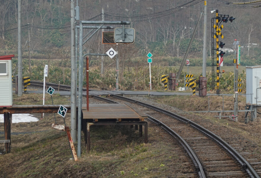 普通列車の車内から糠南駅ホームを見る