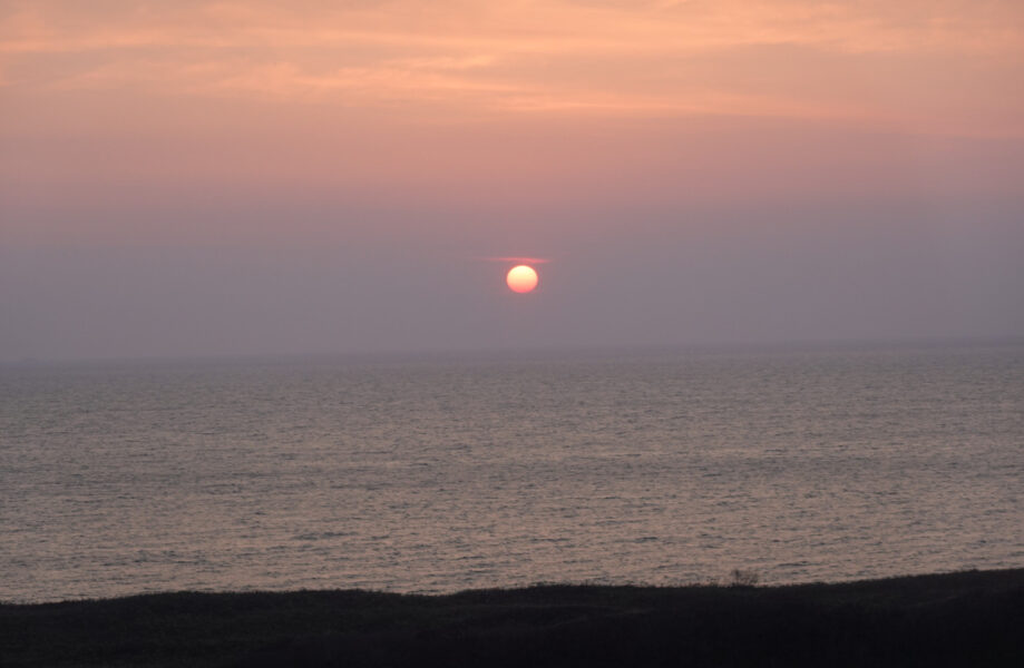 宗谷本線の普通列車から海に沈む夕日を見る